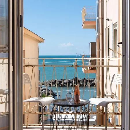 Window On The Sea Apartman *